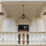 ...conduce a un piccolo patio. Questo � ornato da un parapetto con fini colonne bianche...